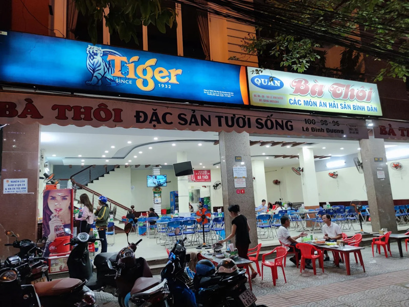 Kh&ocirc;ng gian qu&aacute;n hải sản B&agrave; Th&ocirc;i